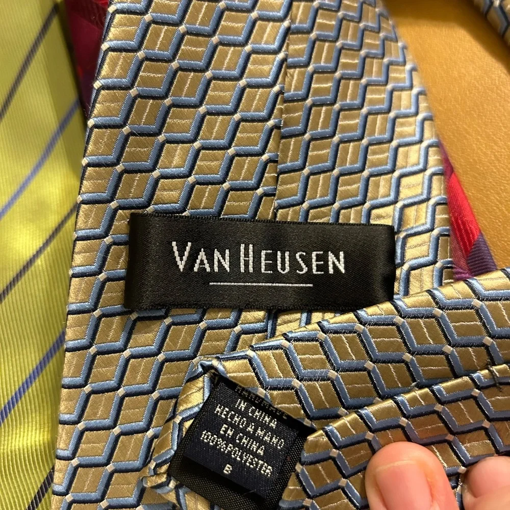 4 Men’s Van Heusen Neck Ties